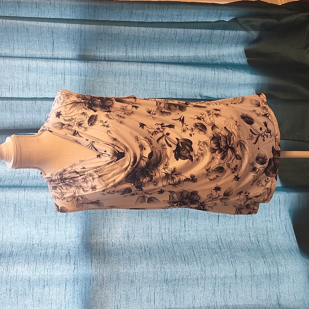Like new sleeveless ladies blouse